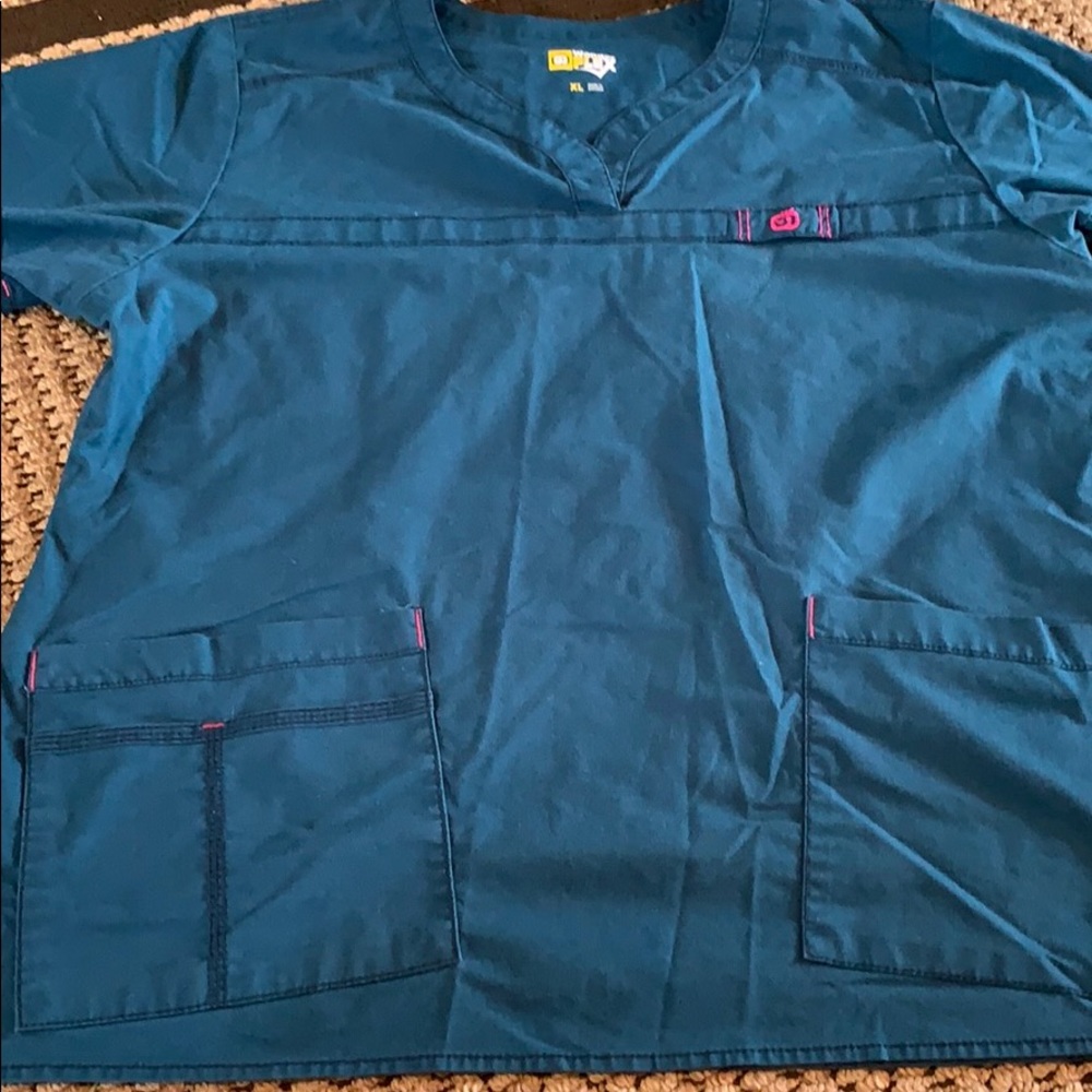 Wonder wink scrub top